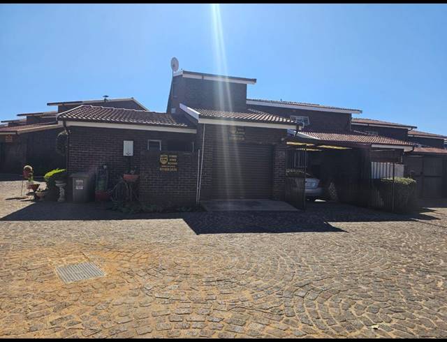 3 BEDROOM TOWNHOUSE FOR SALE IN BRACKENHURST